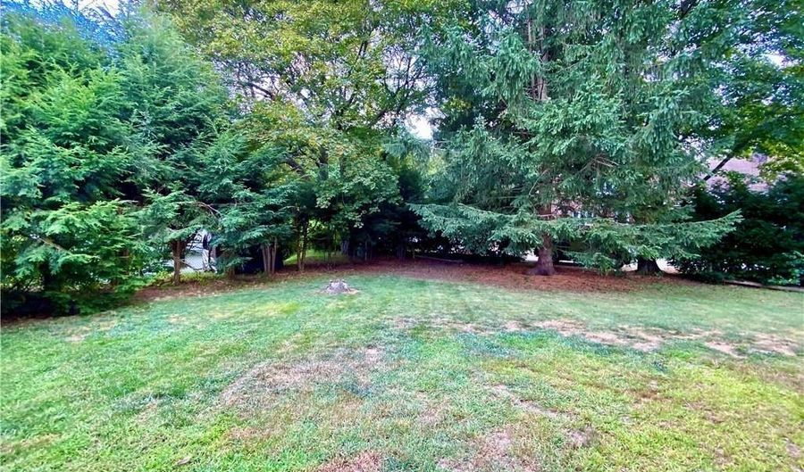 28 White Pkwy, North Smithfield, RI 02896 - 3 Beds, 2 Bath