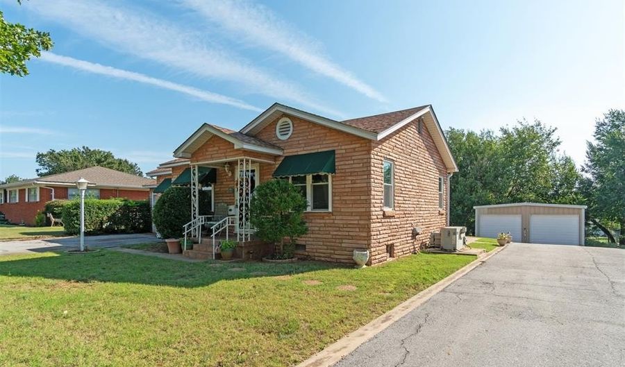 1703 S Mission St, Anadarko, OK 73005 - 2 Beds, 3 Bath