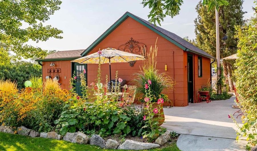 89 W Rocky Rd, Cody, WY 82414 - 3 Beds, 1 Bath