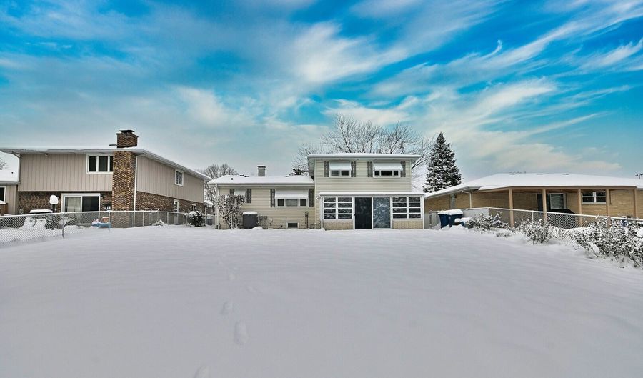 231 N Flora Pkwy, Addison, IL 60101 - 3 Beds, 2 Bath