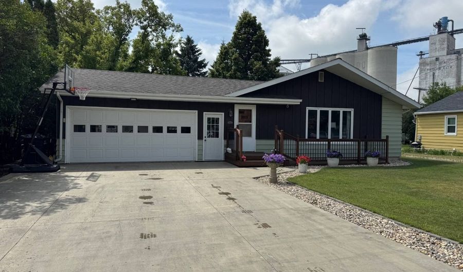 322 5th St E, Bottineau, ND 58318 - 4 Beds, 2 Bath