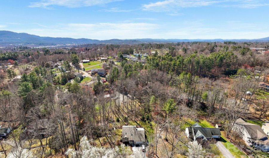 145 Fox Glen Dr, Arden, NC 28704 - 4 Beds, 4 Bath