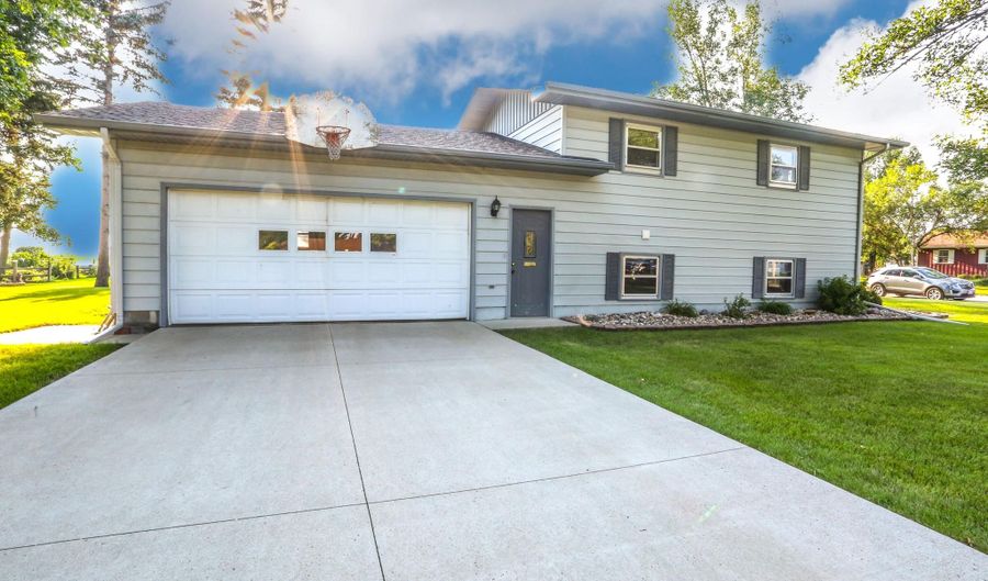 903 Willow Dr, Aberdeen, SD 57401 - 4 Beds, 2 Bath