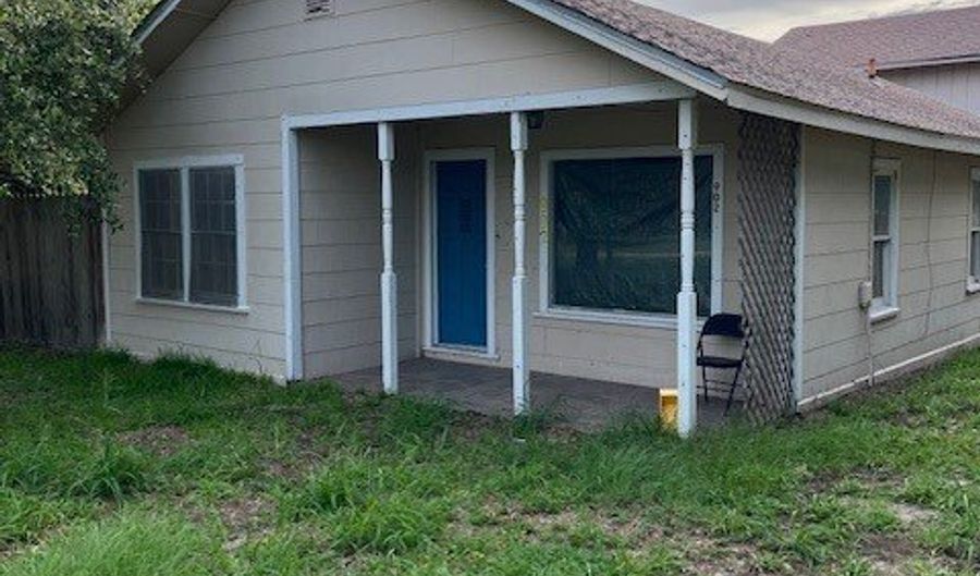 902 S Lamont St, Aransas Pass, TX 78336 - 5 Beds, 3 Bath