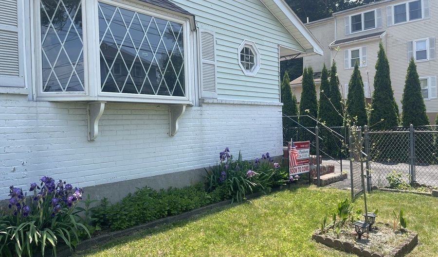 67 Oakcrest Rd, Boston, MA 02136 - 3 Beds, 1 Bath