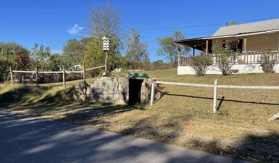 913 Jones Mill Rd, Albany, KY 42602 - 2 Beds, 1 Bath
