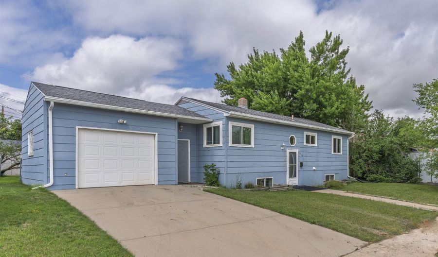 1814 12th Ave, Belle Fourche, SD 57717 - 3 Beds, 2 Bath