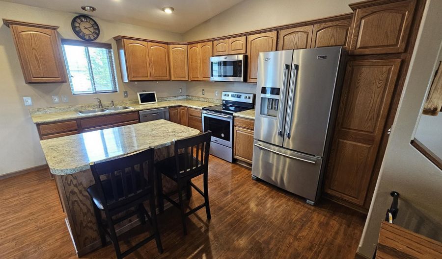 906 SW 16th Ave, Aberdeen, SD 57401 - 4 Beds, 2 Bath