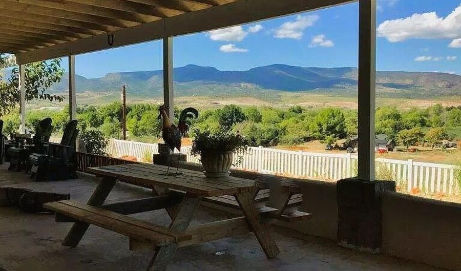 1012 W APACHE Trl, Camp Verde, AZ 86322 - 4 Beds, 2 Bath