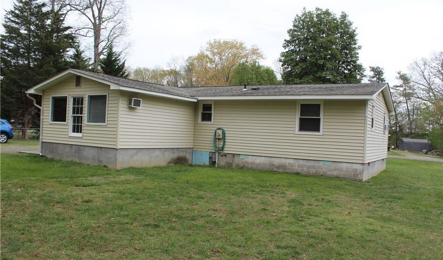 12161 Ashland Heights Rd, Ashland, VA 23005 - 3 Beds, 1 Bath