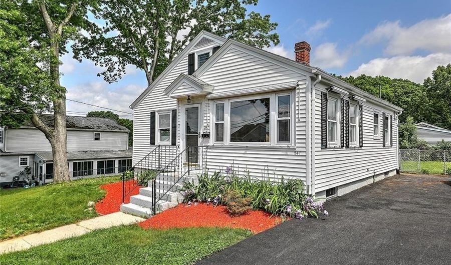 247 Grosvenor Ave, North Providence, RI 02904 - 2 Beds, 2 Bath