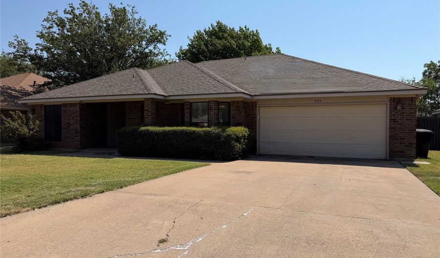 925 Reeves St, Abilene, TX 79602 - 3 Beds, 2 Bath
