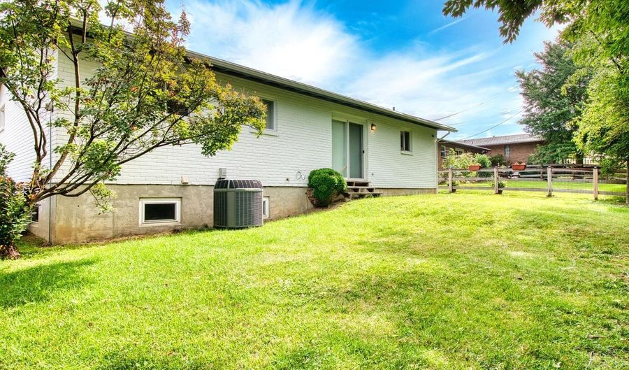 8557 Linderwood Ln, Anderson Twp., OH 45255 - 3 Beds, 2 Bath