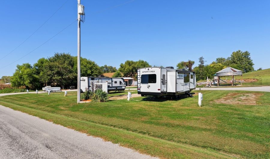 1422 MCCLOUD Rd, Aledo, IL 61231 - 5 Beds, 2 Bath