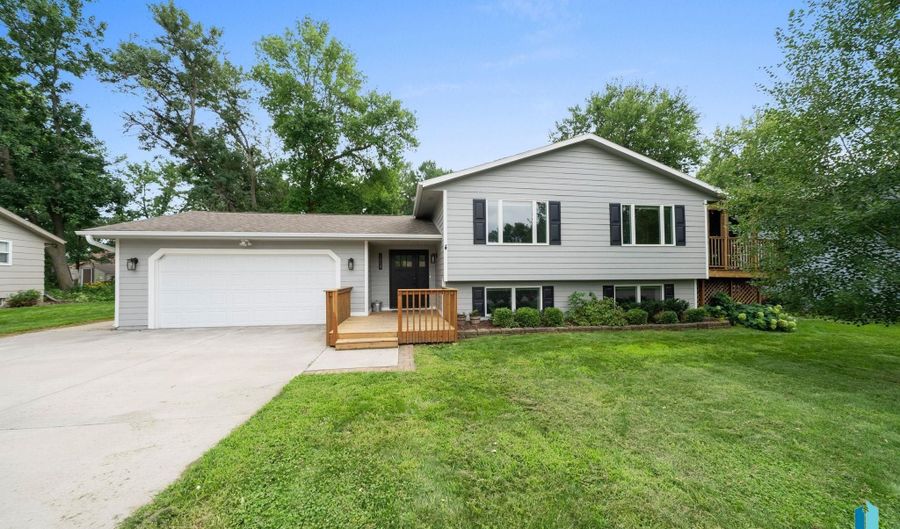 1513 E Sylvan Cir, Brandon, SD 57005 - 5 Beds, 3 Bath