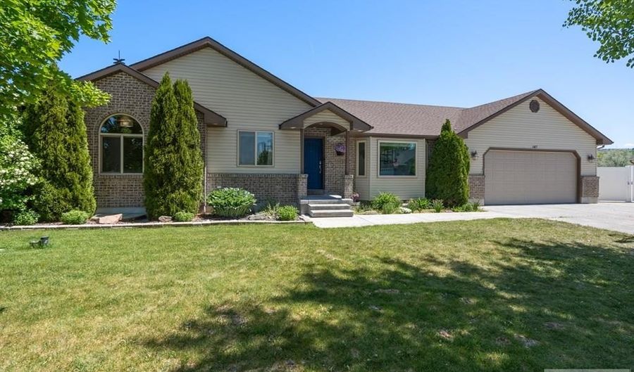5477 Barton Cir, Ammon, ID 83406 - 5 Beds, 3 Bath