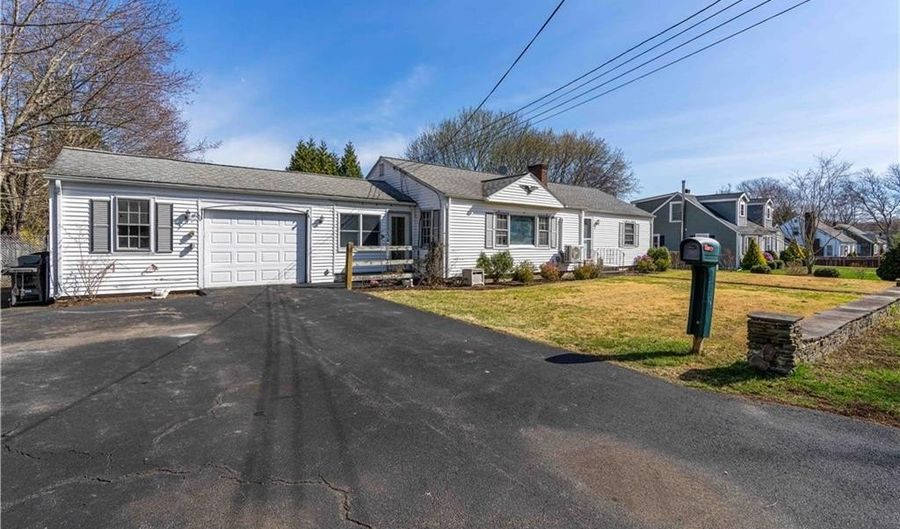 11 Terrace Dr, Bristol, RI 02809 - 2 Beds, 1 Bath