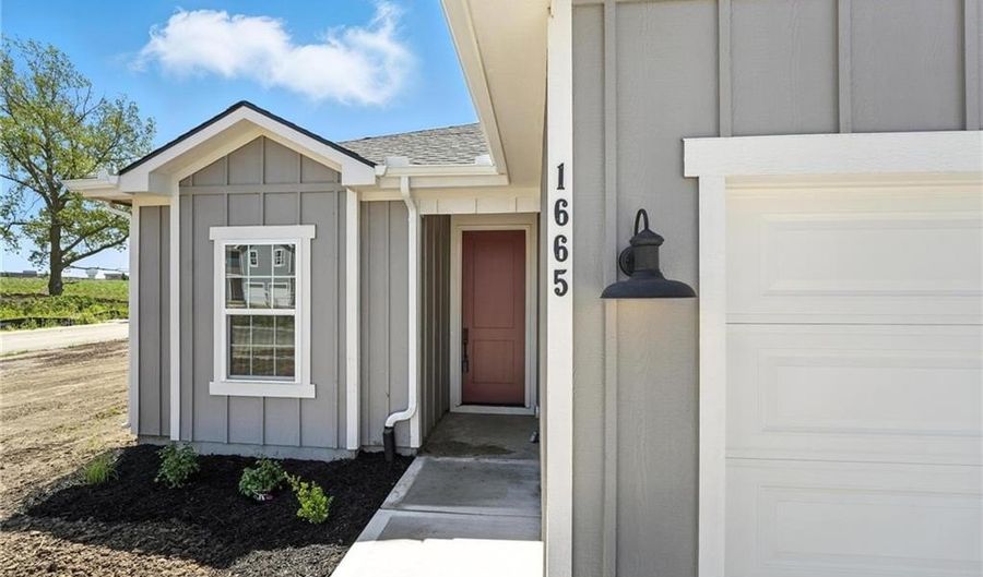 1665 N Grayhawk Dr, Basehor, KS 66007 - 3 Beds, 2 Bath