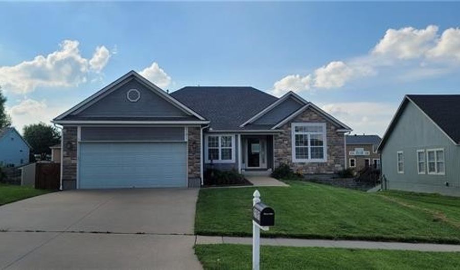 2191 Valley View Dr, Tonganoxie, KS 66086 - 3 Beds, 3 Bath