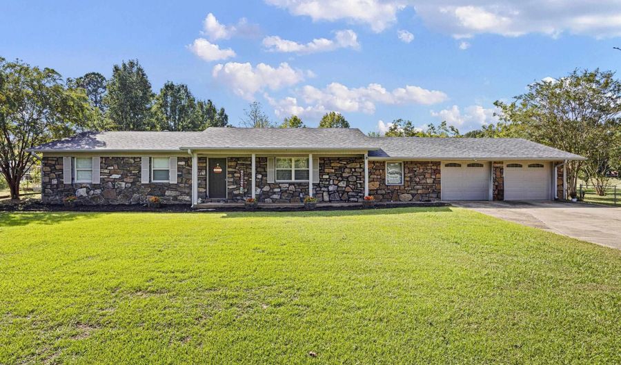 806 Avenue 8 SE, Atkins, AR 72823 - 4 Beds, 3 Bath