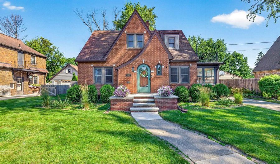 1036 W OKLAHOMA St, Appleton, WI 54914 - 4 Beds, 2 Bath
