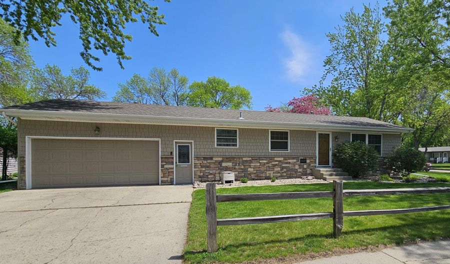 1227 S Lawson St, Aberdeen, SD 57401 - 3 Beds, 2 Bath