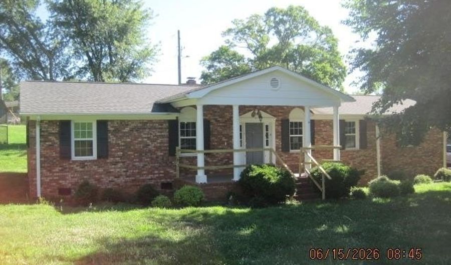 1661 Hanging Rock Rd, Boiling Springs, SC 29316 - 3 Beds, 2 Bath