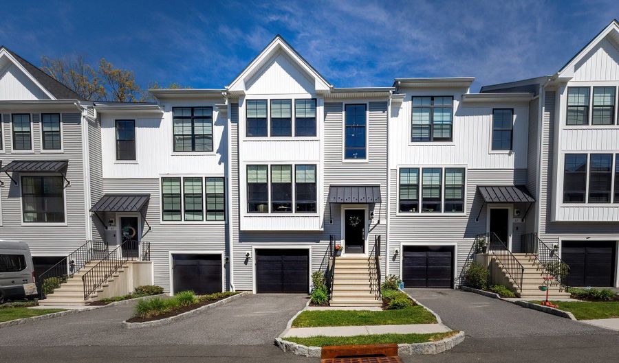 39 Brentwood Cir 39, Danbury, CT 06810 - 2 Beds, 3 Bath