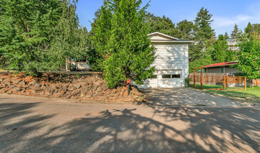 1015 Oneida Cir, Ashland, OR 97520 - 3 Beds, 2 Bath