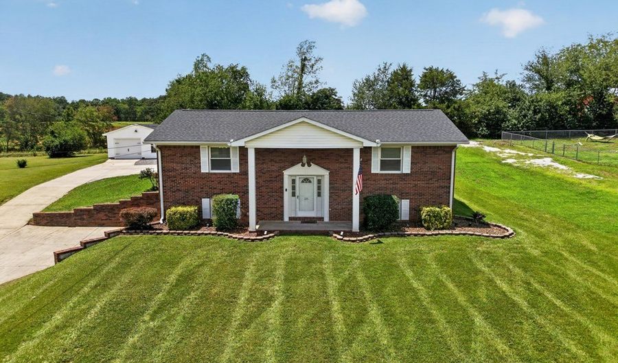 225 W Gate Dr, Baxter, TN 38544 - 4 Beds, 3 Bath