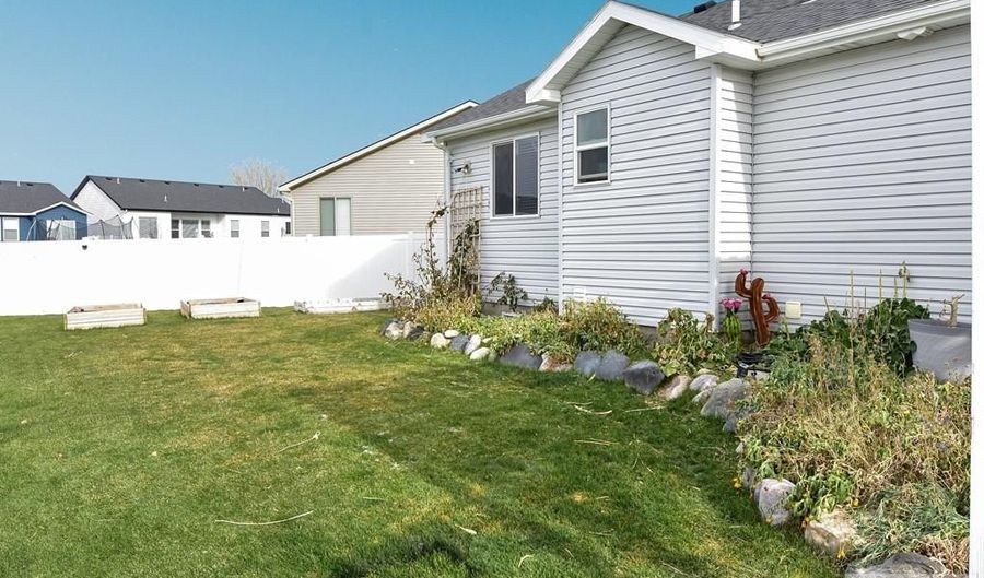 5113 Camden St, Chubbuck, ID 83202 - 5 Beds, 3 Bath