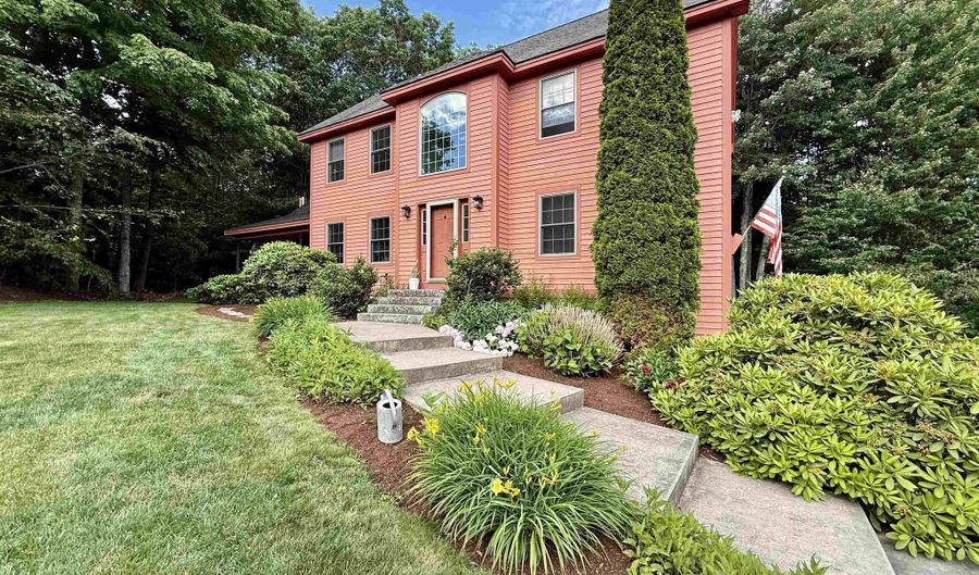 40 Lakewood Dr, Alton, NH 03810 - 3 Beds, 3 Bath