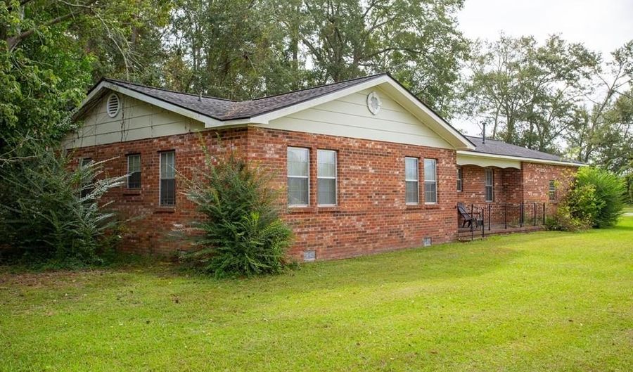 537 City Cir, Baxley, GA 31513 - 7 Beds, 5 Bath