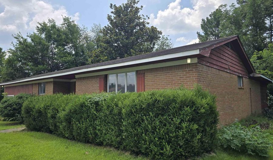 1800 White Dr, Batesville, AR 72501 - 3 Beds, 2 Bath