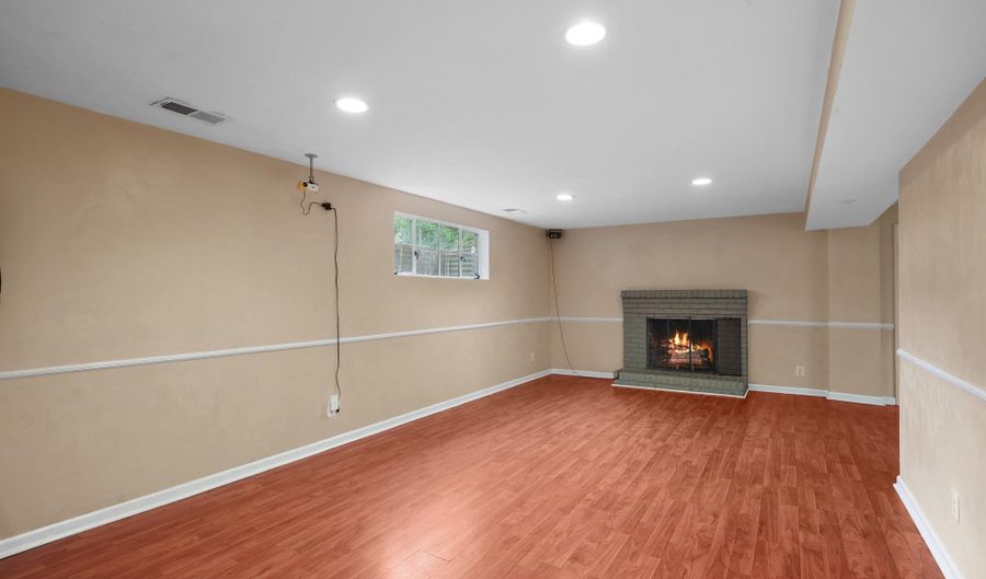7044 CINDY Ln, Annandale, VA 22003 - 5 Beds, 3 Bath