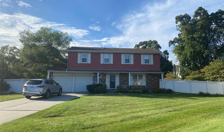 31 Melody Ln, Amityville, NY 11701 - 3 Beds, 3 Bath
