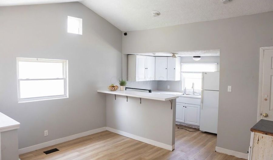 34 E Maynard Ave, Columbus, OH 43202 - 3 Beds, 2 Bath