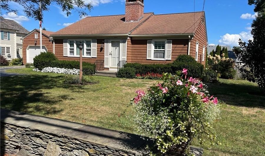 1000 Hope St, Bristol, RI 02809 - 2 Beds, 1 Bath