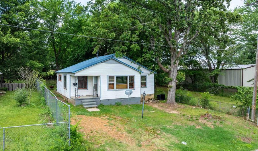 1525 Grays Ave, Batesville, AR 72501 - 2 Beds, 1 Bath