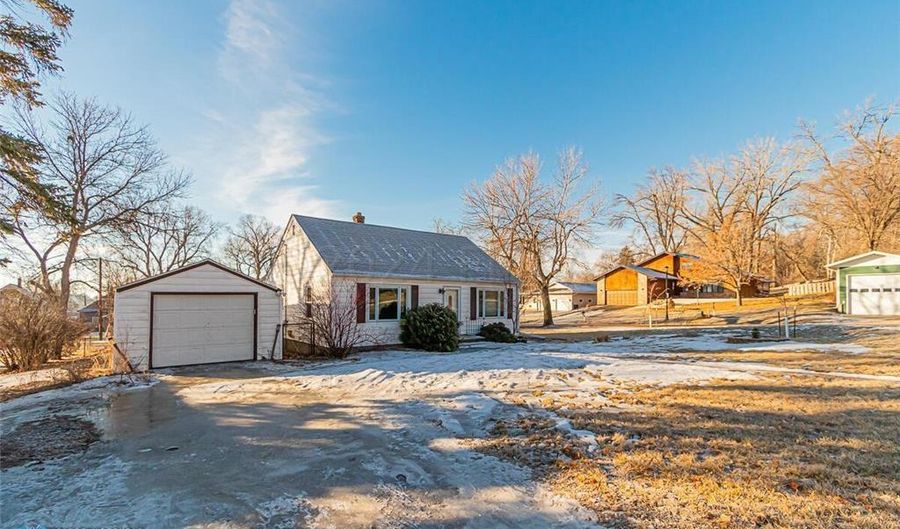 467 8TH St NW, Valley City, ND 58072 - 3 Beds, 1 Bath