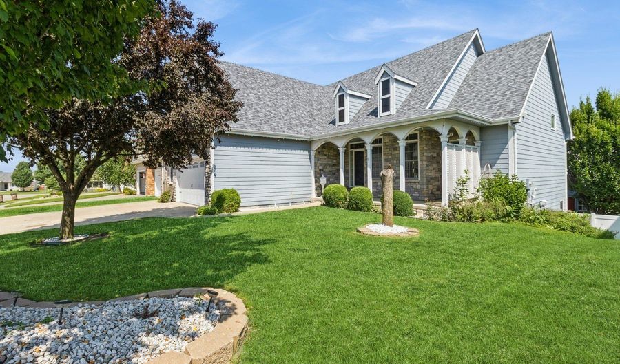 221 19th St SW, Altoona, IA 50009 - 4 Beds, 4 Bath