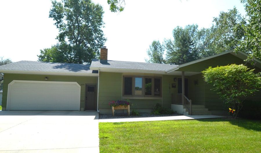 2214 SE 14th Ave, Aberdeen, SD 57401 - 4 Beds, 2 Bath