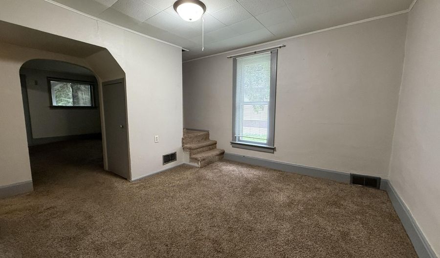 116 NE 8th Ave, Aberdeen, SD 57401 - 3 Beds, 1 Bath