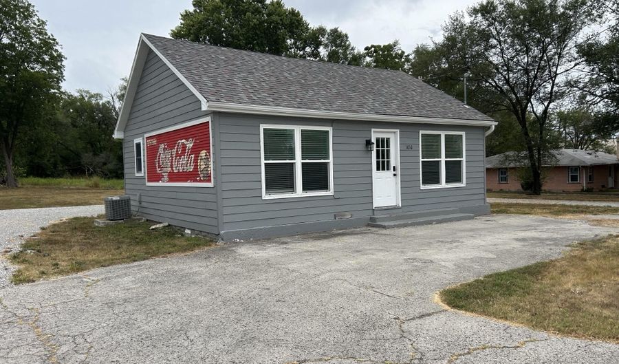 1010 N Jefferson St, Ava, MO 65608 - 0 Beds, 1 Bath