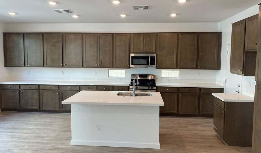 1323 W BLUEJAY Dr, Chandler, AZ 85286 - 3 Beds, 3 Bath