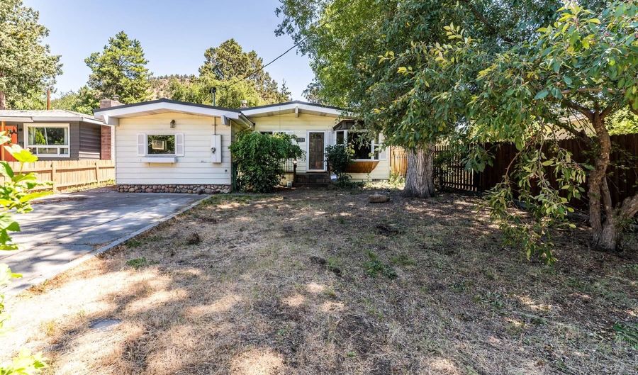 834 NE 11th St, Bend, OR 97701 - 3 Beds, 2 Bath