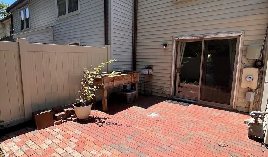 5633 INDEPENDENCE Cir, Alexandria, VA 22312 - 2 Beds, 3 Bath
