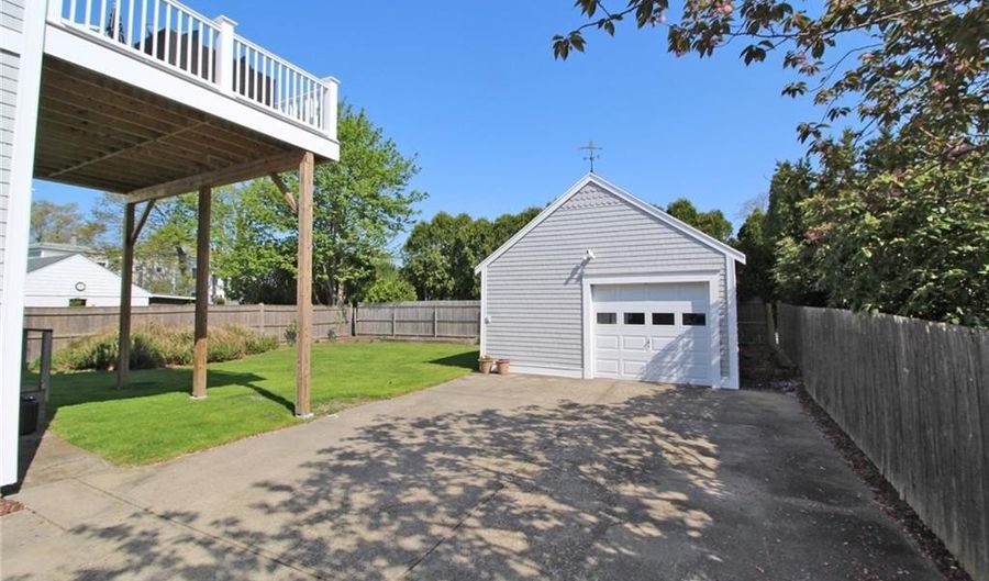 28 W Narragansett Ave, Newport, RI 02840 - 3 Beds, 2 Bath