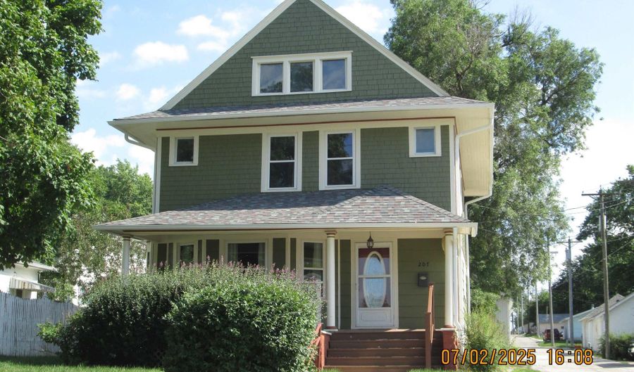 207 E 5th St, Atlantic, IA 50022 - 3 Beds, 2 Bath