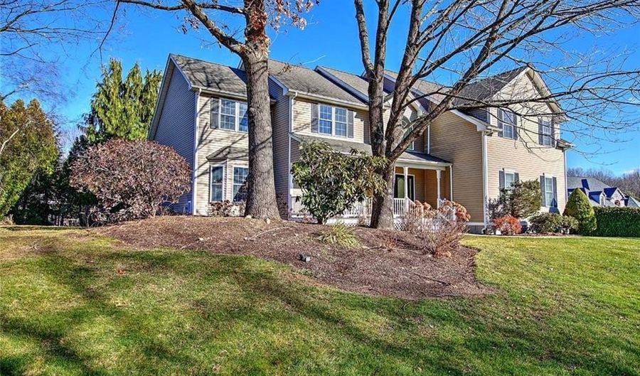 6 Grandstand Dr, Lincoln, RI 02865 - 5 Beds, 4 Bath